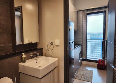 Modern bathroom with city view