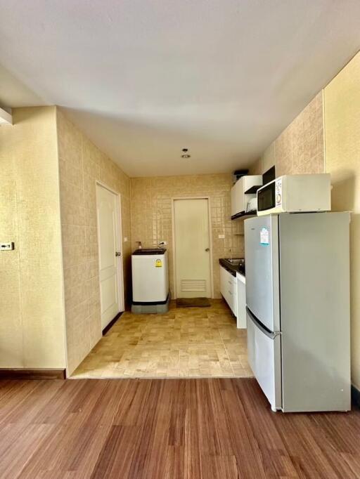 Compact and well-equipped kitchen with modern appliances