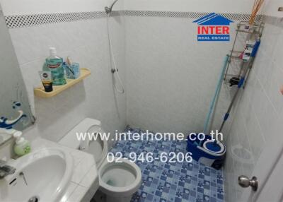 Compact bathroom with complete amenities hosted by Inter Real Estate