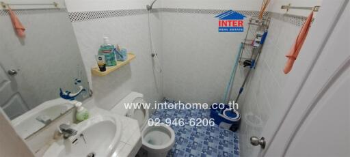 Compact bathroom with complete amenities hosted by Inter Real Estate