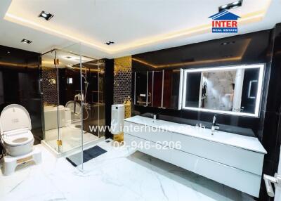 Luxurious bathroom with modern finishes and spacious design