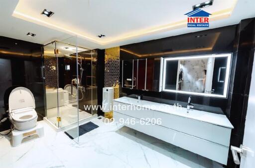 Luxurious bathroom with modern finishes and spacious design