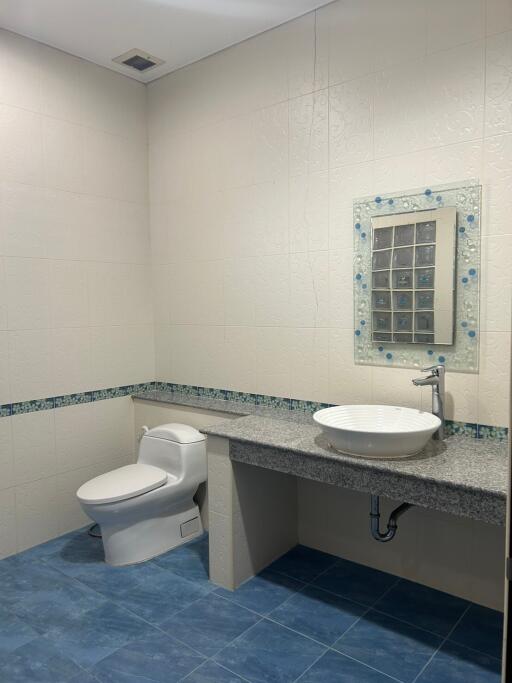 Well-maintained bathroom with modern fixtures