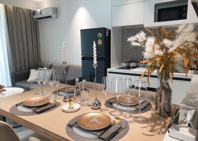 Modern kitchen with dining area, stylish decor and well-equipped appliances