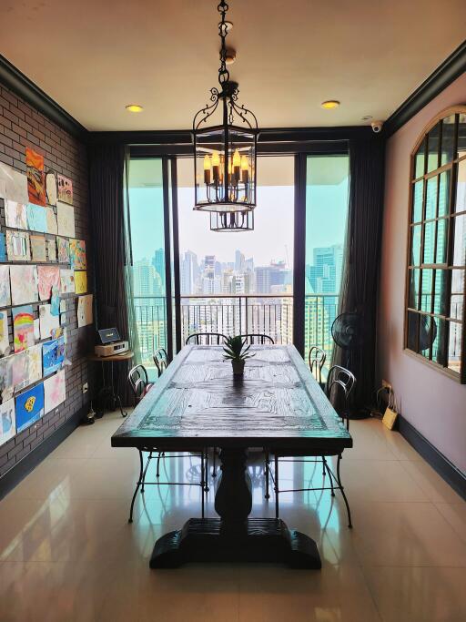 Large 2-bedroom pet-friendly condo for sale in Phromphong