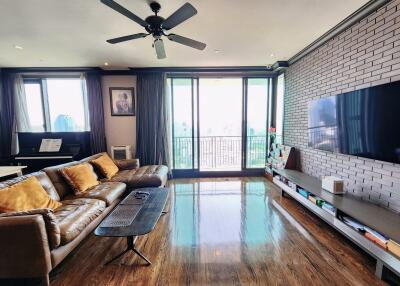 Large 2-bedroom pet-friendly condo for sale in Phromphong
