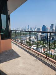 Large 2-bedroom pet-friendly condo for sale in Phromphong