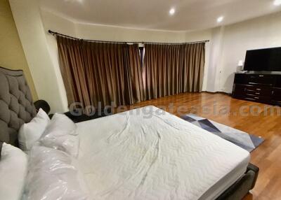 4-bedrooms Fully-Furnished Townhouse in Compound - Ekkamai