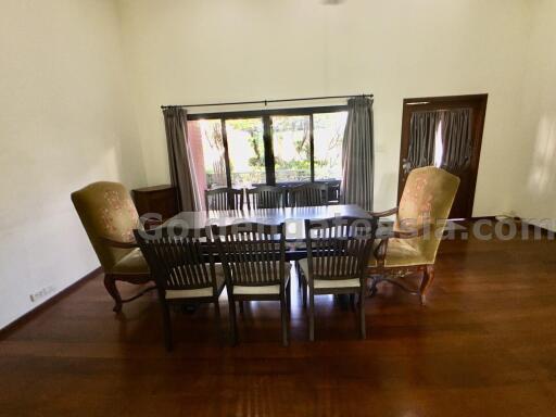 4-bedrooms Fully-Furnished Townhouse in Compound - Ekkamai