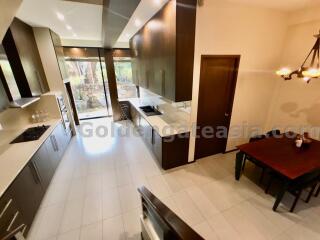 4-bedrooms Fully-Furnished Townhouse in Compound - Ekkamai