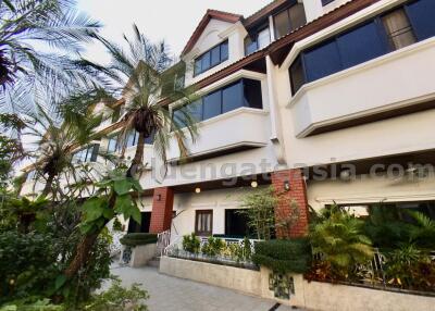 4-bedrooms Fully-Furnished Townhouse in Compound - Ekkamai