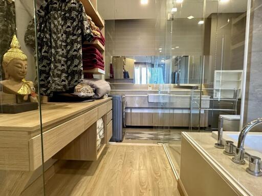 Modern bathroom with reflective surfaces and wooden accents