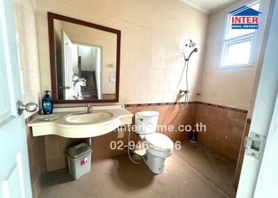 Bright and spacious bathroom with modern amenities