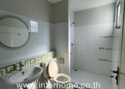 Bright and modern bathroom with shower and mirror