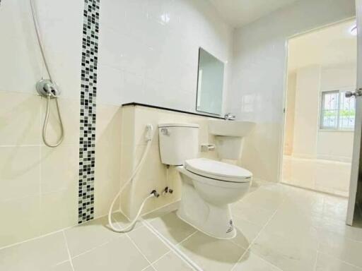 Spacious and modernly designed white bathroom with wall-mounted sink