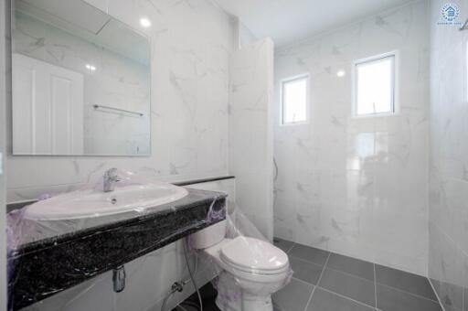 Bright and modern bathroom with marble details and natural light