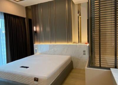 Modern bedroom with stylish design featuring a large bed and elegant lighting