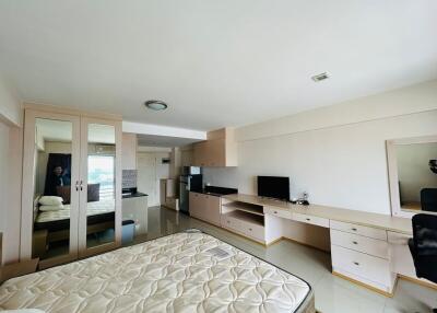 Spacious bedroom with integrated work area and kitchenette