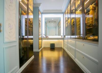 Elegant bedroom with walk-in closet and mirrored wardrobes