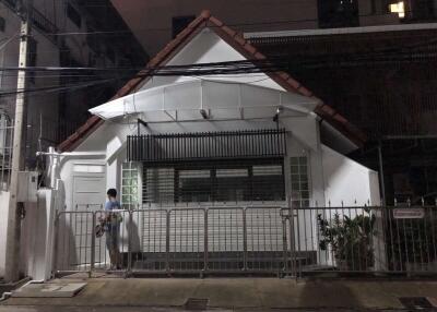 Located Apartment Near Night Bazaar: Ideal for Accommodation or Home Office