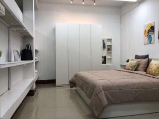 Apartment Near Night Bazaar: Ideal for Accommodation or Home Office