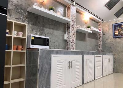 Apartment Near Night Bazaar: Ideal for Accommodation or Home Office