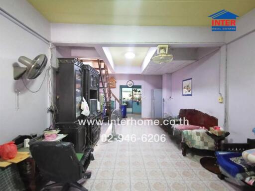 Spacious and furnished living room in a residential home