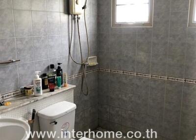 Well-equipped bathroom with modern amenities
