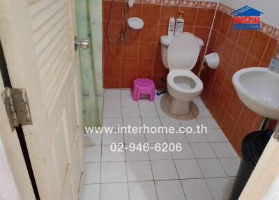 Compact bathroom with full amenities
