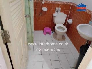 Compact bathroom with full amenities