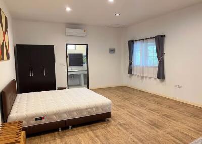 5 Bedroom House with Pool for Rent in Huai Sai