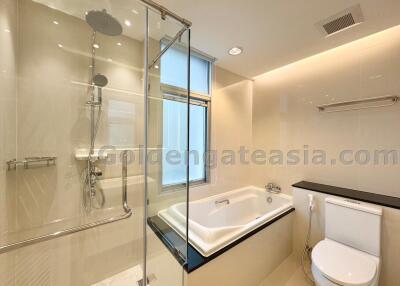 Spacious 2-Bedrooms condo on high floor - Langsuan