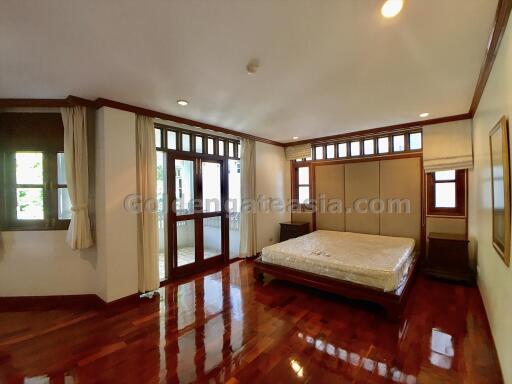 4-Bedrooms House in small compound by the Chaophraya River - Dusit