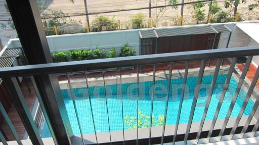 Modern 2-Bedrooms with balcony overlooking pool - Ruamrudee (Ploenchit BTS)