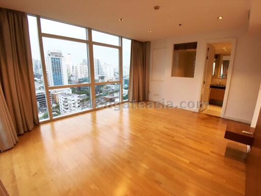 3-Bedrooms, 4-Bathrooms condo on high floor - Wireless Road (Ploenchit BTS)