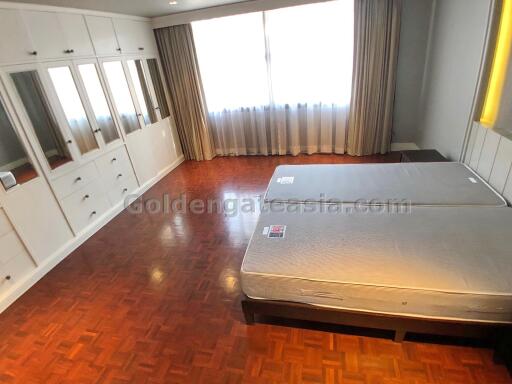 Big 2-Bedrooms with large balcony - Ruamrudee (Ploenchit BTS)