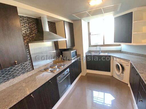 Big 2-Bedrooms with large balcony - Ruamrudee (Ploenchit BTS)