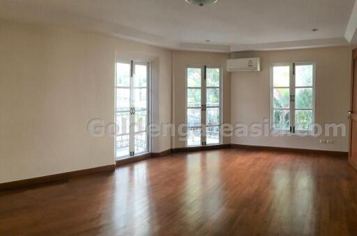 Modern 4-Bedrooms Townhouse - Silom (Saint Louis BTS)