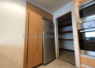 Spacious family-friendly 3-Bedrooms with large balcony close to BTS - Asok