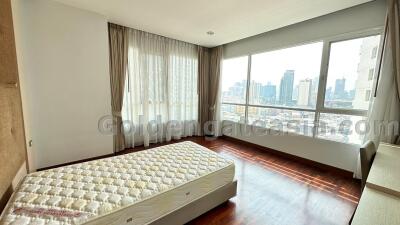 3-Bedrooms modern apartment - Sukhumvit 24 (Phrom Phong BTS)