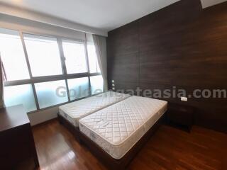 Modern 4-Bedrooms on high floor - walk to Asok BTS and Sukhumvit MRT.