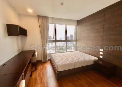 Modern 4-Bedrooms on high floor - walk to Asok BTS and Sukhumvit MRT.