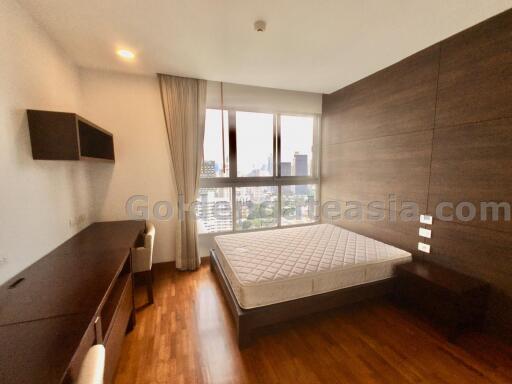 Modern 4-Bedrooms on high floor - walk to Asok BTS and Sukhumvit MRT.