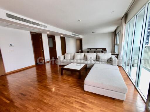 Modern 4-Bedrooms on high floor - walk to Asok BTS and Sukhumvit MRT.