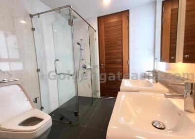 Modern 4-Bedrooms on high floor - walk to Asok BTS and Sukhumvit MRT.