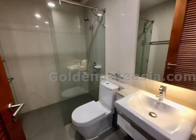 Modern 4-Bedrooms on high floor - walk to Asok BTS and Sukhumvit MRT.