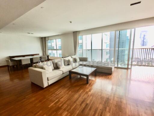 Modern 4-Bedrooms on high floor - walk to Asok BTS and Sukhumvit MRT.