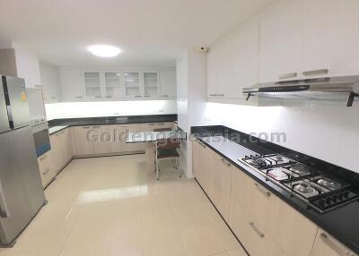 3-Bedrooms spacious family-friendly apartment - Sukhumvit 24 (Phrom Phong BTS)