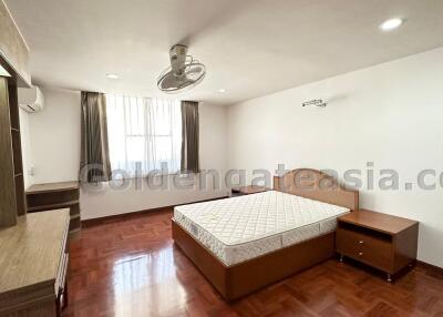 3-Bedrooms spacious family-friendly apartment - Sukhumvit 24 (Phrom Phong BTS)