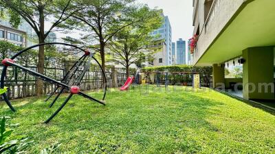 3-Bedrooms spacious family-friendly apartment - Sukhumvit 24 (Phrom Phong BTS)